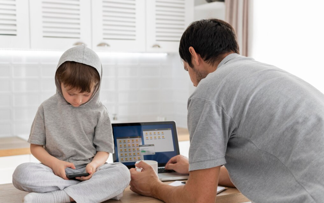 Bagaimana Strategi Mendidik Anak di Era Digital agar Tumbuh Cerdas, Percaya Diri, dan Bahagia?